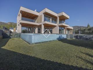Chalet en Centro-El Castillo. Casa  villa en excelentes condiciones de 8 dormitorios en venta
