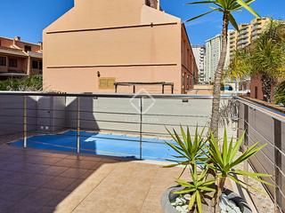 Chalet à Mareny Blau. Casa independiente con piscina en venta en la playa en el mareny