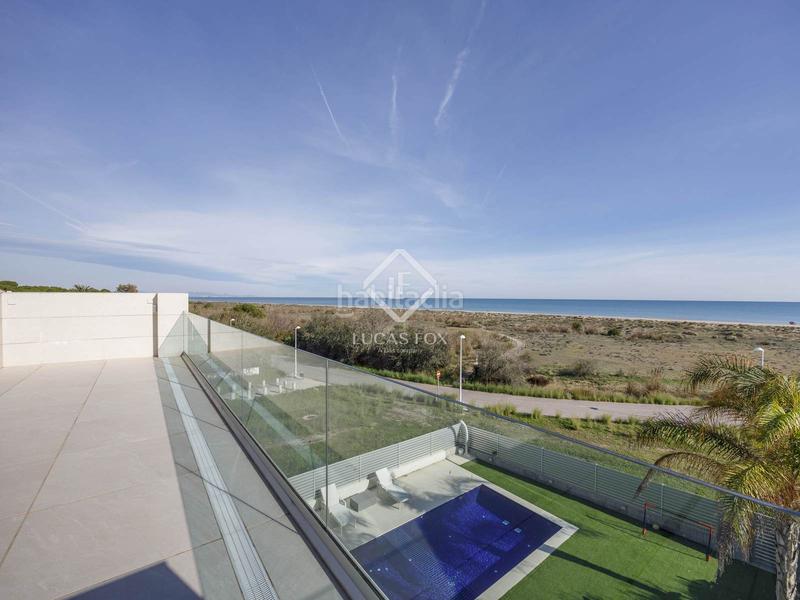 Foto 10c472cf-e2ac-4f59-b59d-6940b055c989. Chalet  en excelentes condiciones de 5 dormitorios en primera línea de la playa de almardá. en Sagunt