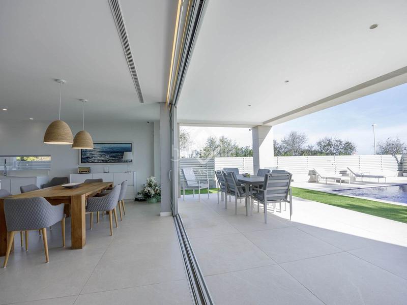 Foto 12c32397-3f3f-4ae7-afe4-ac1c08730f56. Chalet  en excelentes condiciones de 5 dormitorios en primera línea de la playa de almardá. en Sagunt