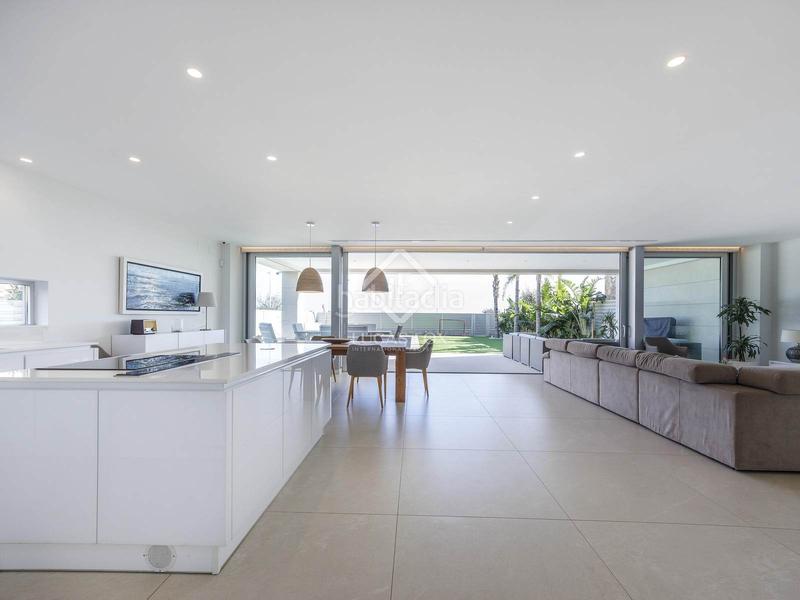 Foto 1dd2ed46-cb6a-4a2e-8916-ce8aa68c44fb. Chalet  en excelentes condiciones de 5 dormitorios en primera línea de la playa de almardá. en Sagunt