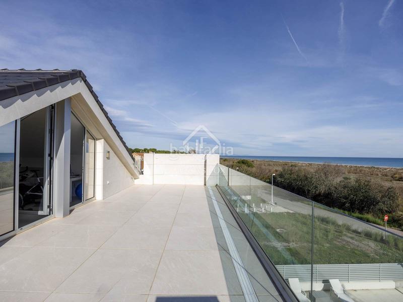 Foto 2ef7852a-a54b-44dc-9a63-7993cab64507. Chalet  en excelentes condiciones de 5 dormitorios en primera línea de la playa de almardá. en Sagunt