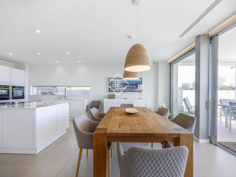 Foto 33f34500-dadd-4555-8da8-28eff1479e13. Chalet  en excelentes condiciones de 5 dormitorios en primera línea de la playa de almardá. en Sagunt