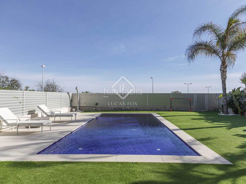 Foto 4273d9ee-f938-4909-a91e-fd62c05df937. Chalet  en excelentes condiciones de 5 dormitorios en primera línea de la playa de almardá. en Sagunt