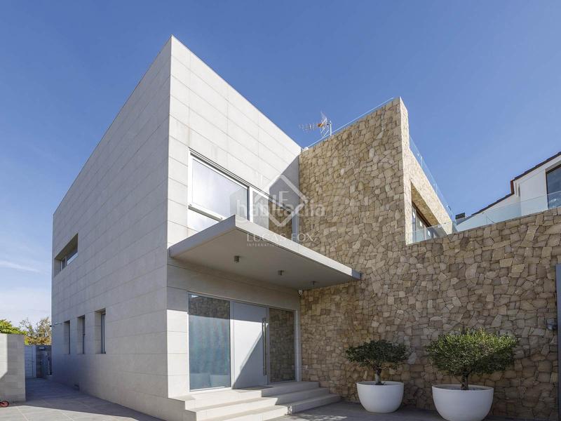 Foto 5b088852-e6f6-45f1-ace8-50c3807dd4de. Chalet  en excelentes condiciones de 5 dormitorios en primera línea de la playa de almardá. en Sagunt