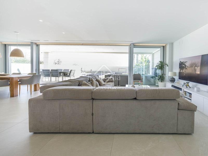 Foto 608785c9-3ef1-4f8f-9e23-fc5d3e85e519. Chalet  en excelentes condiciones de 5 dormitorios en primera línea de la playa de almardá. en Sagunt