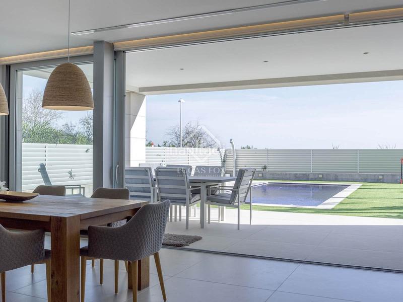 Foto 6a6ec041-ce3e-4d3f-953a-c0da4152e79a. Chalet  en excelentes condiciones de 5 dormitorios en primera línea de la playa de almardá. en Sagunt