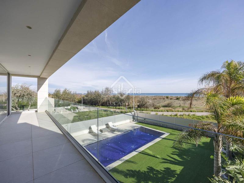 Foto 88f1038c-b5f8-44de-a858-83cad856d9a4. Chalet  en excelentes condiciones de 5 dormitorios en primera línea de la playa de almardá. en Sagunt