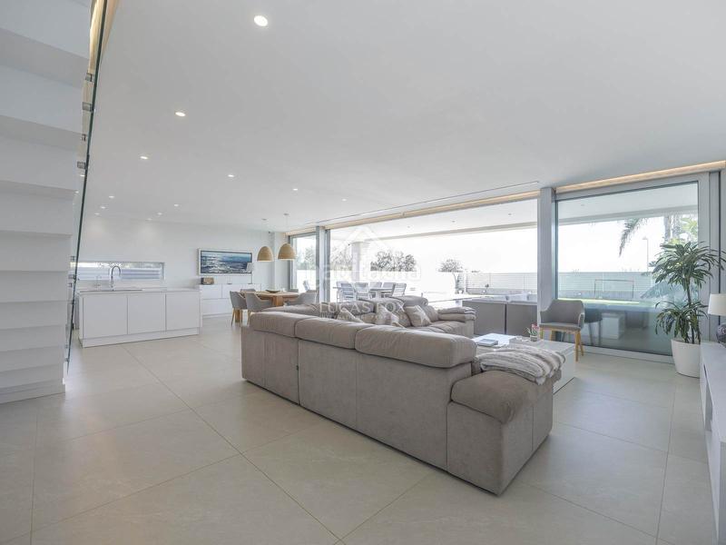 Foto 935984af-69f7-4b95-aaaf-19c75459f0cd. Chalet  en excelentes condiciones de 5 dormitorios en primera línea de la playa de almardá. en Sagunt