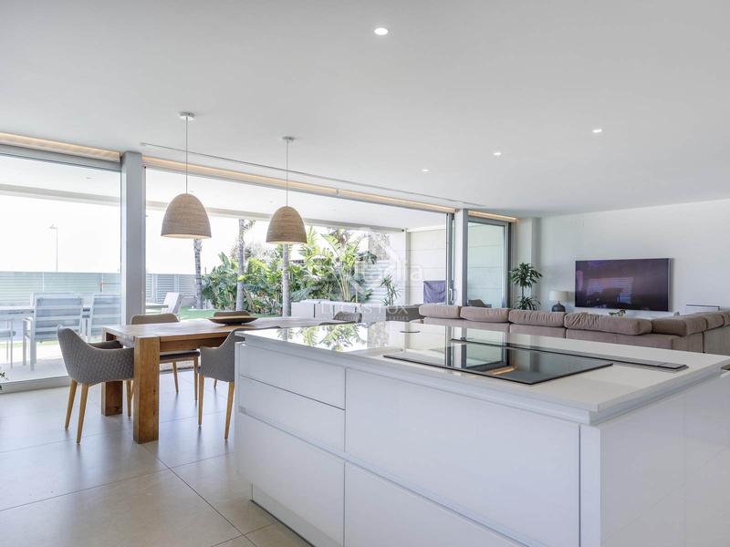 Foto cb9ac0a6-0189-4e52-b789-fc63dff9470c. Chalet  en excelentes condiciones de 5 dormitorios en primera línea de la playa de almardá. en Sagunt