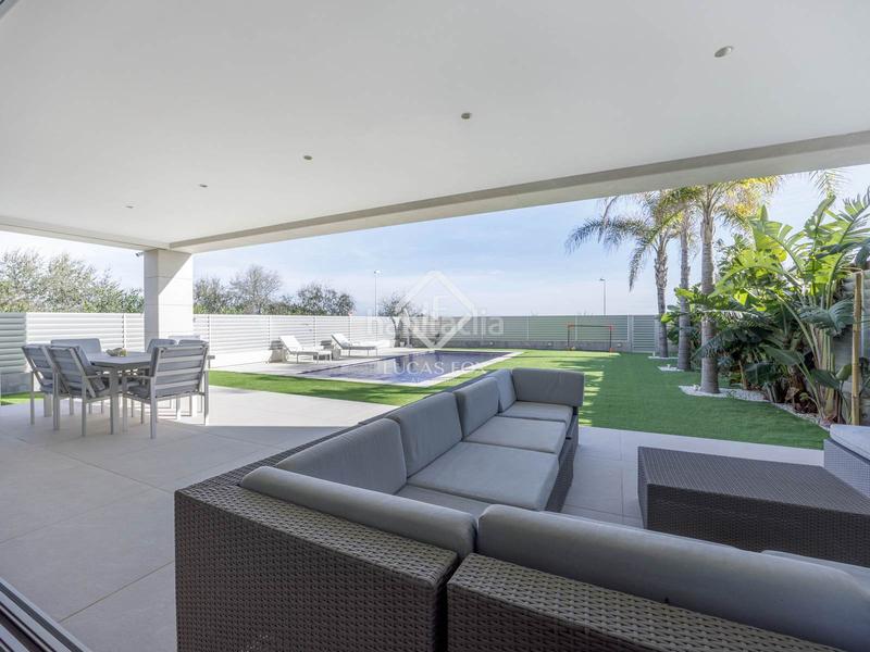 Foto d508ab78-d722-48b9-9670-605dab783f5c. Chalet  en excelentes condiciones de 5 dormitorios en primera línea de la playa de almardá. en Sagunt