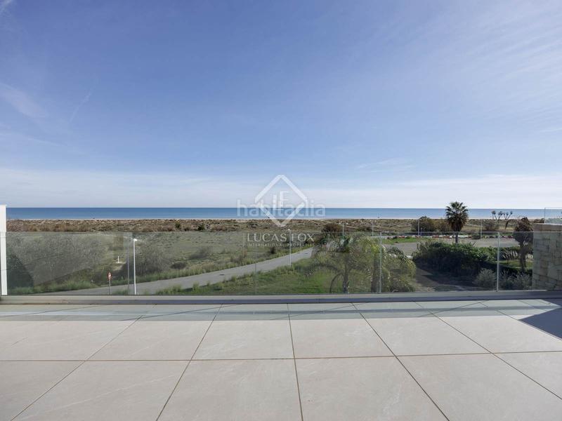 Foto e709613d-7c04-4ec6-aadd-8fdb781359a6. Chalet  en excelentes condiciones de 5 dormitorios en primera línea de la playa de almardá. en Sagunt