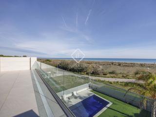 Chalet en Corinto-Almard. Chalet en excelentes condiciones de 5 dormitorios en primera ln