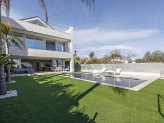 Chalet en Corinto-Almard. Chalet en excelentes condiciones de 5 dormitorios en primera ln