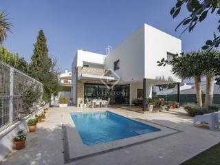 Chalet in Godella. Casa en excelentes condiciones de 4 dormitorios en venta en roca