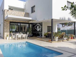 Chalet en Godella. Casa en excelentes condiciones de 4 dormitorios en venta en roca