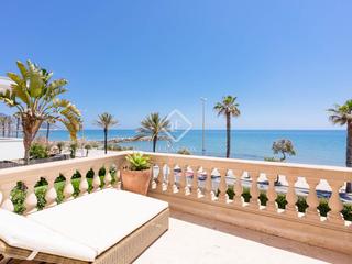 Chalet à Les Botigues de Sitges. Excepcional villa de estilo colonial situada en el paseo marítim