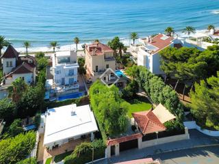 Chalet à Les Botigues de Sitges. Excepcional villa de estilo colonial situada en el paseo marítim