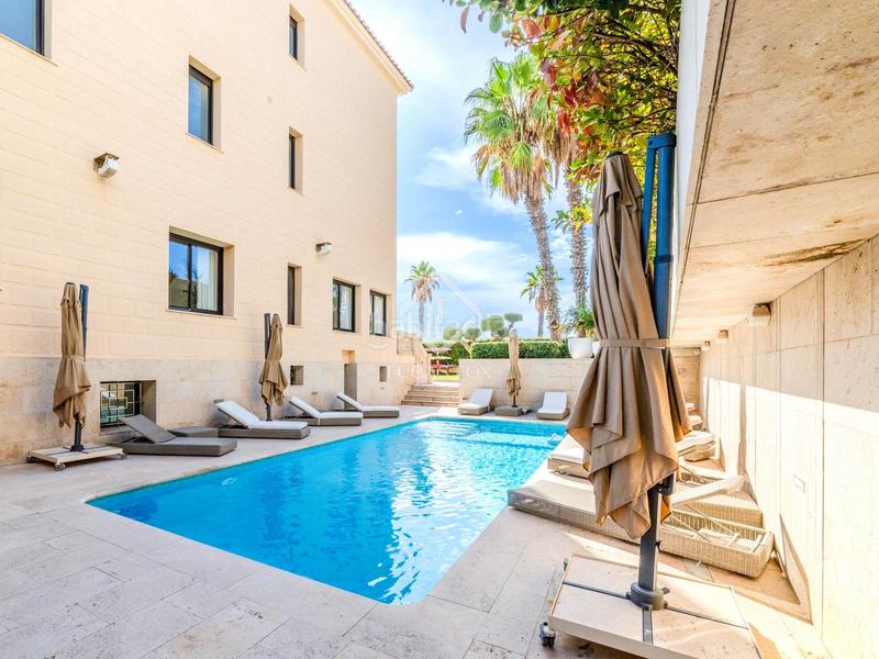 Foto f0637aa8-83ef-45c3-9879-0a41ae1f7ee7. Chalet con riscaldamento parcheggio piscina in les botigues de Sitges Sitges