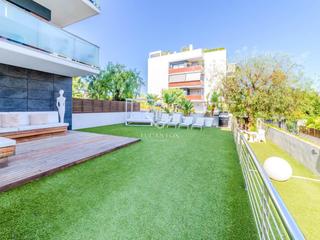Appartement à La Plana. Planta baja con piscina y jardín en venta en la plana, sitges