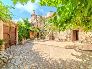 Chalet en Canyelles. Masia de 10 dormitorios con 210m de jardín en venta en canyelles