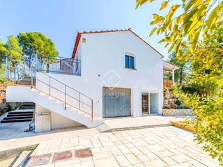 Xalet a Olivella. Casa con piscina en excelentes condiciones de 4 dormitorios en v