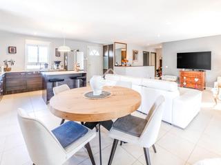 Xalet a Olivella. Casa con piscina en excelentes condiciones de 4 dormitorios en v