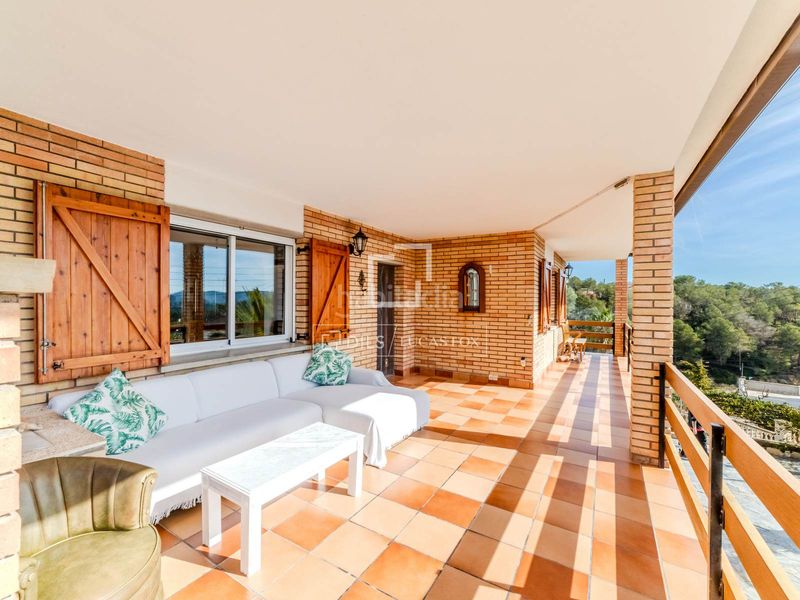 Foto 0b02f050-6c3c-4bd4-b2b2-ad057249115b. Chalet espaciosa villa de 5 dormitorios con piscina y licencia turística, en venta . en Olivella