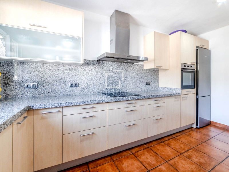 Foto 13063b4f-1bcc-4a05-9b2f-a7ef451e8e67. Chalet espaciosa villa de 5 dormitorios con piscina y licencia turística, en venta . en Olivella