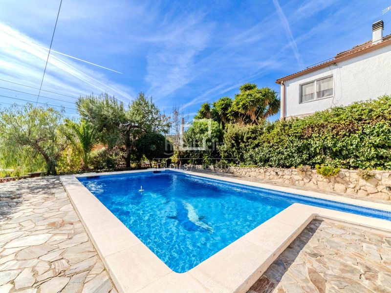 Foto 13dee272-bbd0-437d-ac6a-b82e94bdf7fc. Chalet espaciosa villa de 5 dormitorios con piscina y licencia turística, en venta . en Olivella