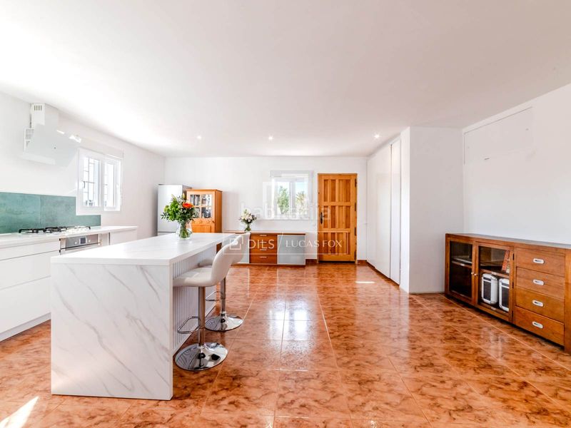 Foto 2175efce-bfe6-4265-b94b-dd68571d3962. Chalet espaciosa villa de 5 dormitorios con piscina y licencia turística, en venta . en Olivella