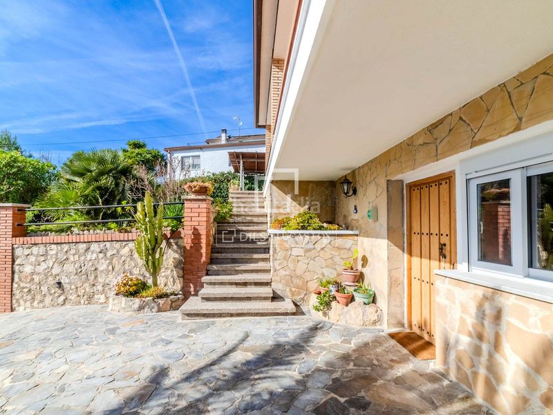 Foto 2a413711-20ac-4495-aeef-21ba67853cb5. Chalet espaciosa villa de 5 dormitorios con piscina y licencia turística, en venta . en Olivella