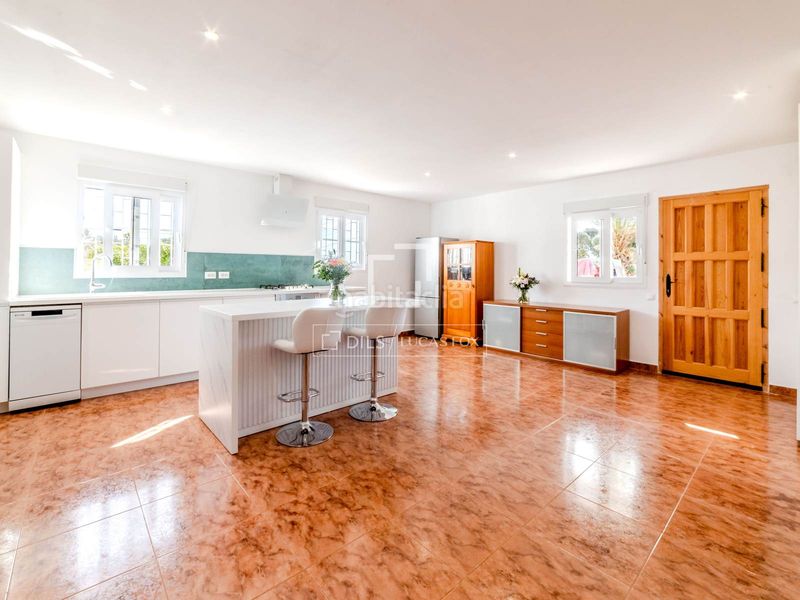 Foto 4264ba42-f6ce-490f-a1cc-27077fd90859. Chalet espaciosa villa de 5 dormitorios con piscina y licencia turística, en venta . en Olivella