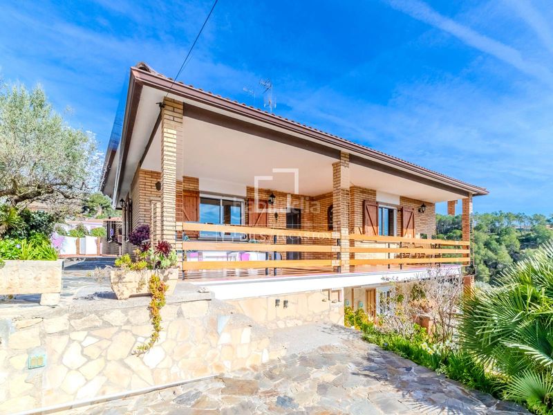 Foto 532673ed-6f17-4444-abb3-7c46bbf5ccbe. Chalet espaciosa villa de 5 dormitorios con piscina y licencia turística, en venta . en Olivella