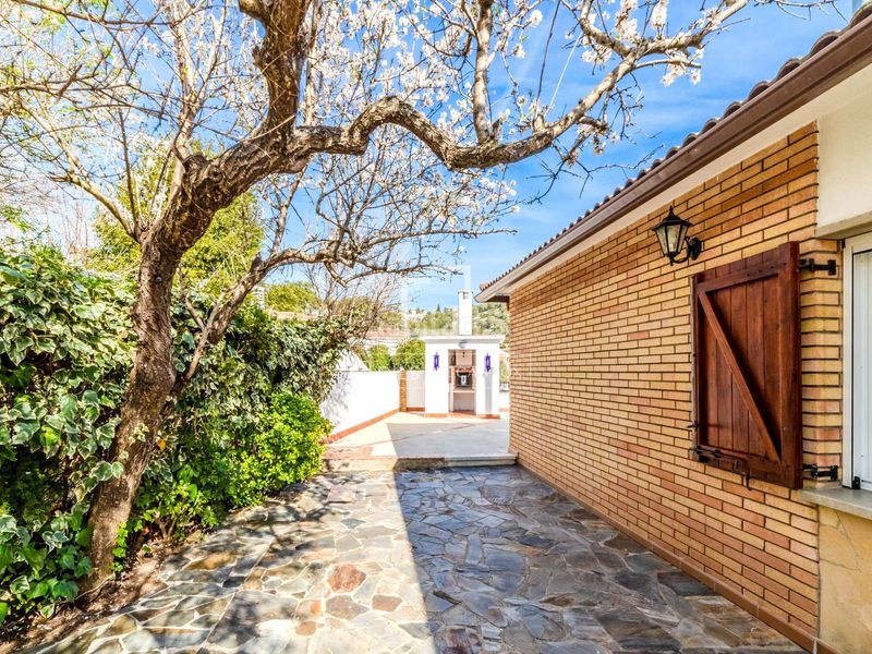 Foto 64c70d3c-0332-4675-823b-b2d909417eac. Chalet espaciosa villa de 5 dormitorios con piscina y licencia turística, en venta . en Olivella