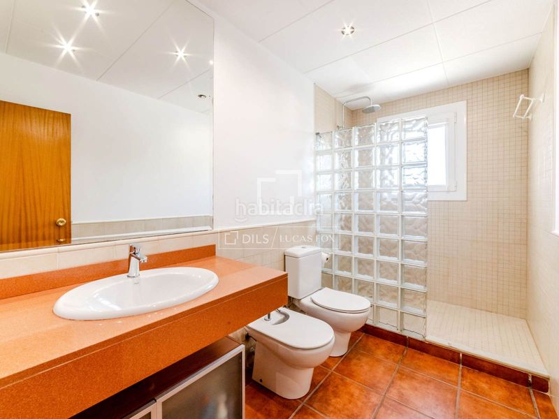 Foto 8224439a-88d7-4bc5-b400-1de9661379e6. Chalet espaciosa villa de 5 dormitorios con piscina y licencia turística, en venta . en Olivella