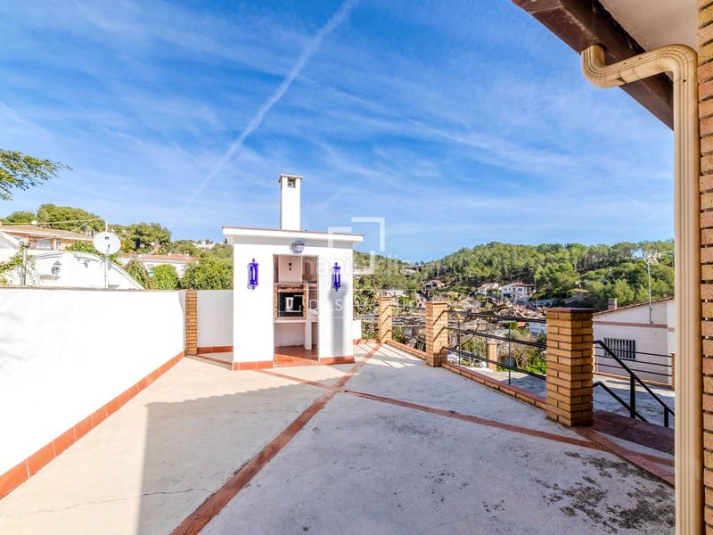 Foto 9aacded9-6be8-44fe-8740-979bb138e589. Chalet espaciosa villa de 5 dormitorios con piscina y licencia turística, en venta . en Olivella