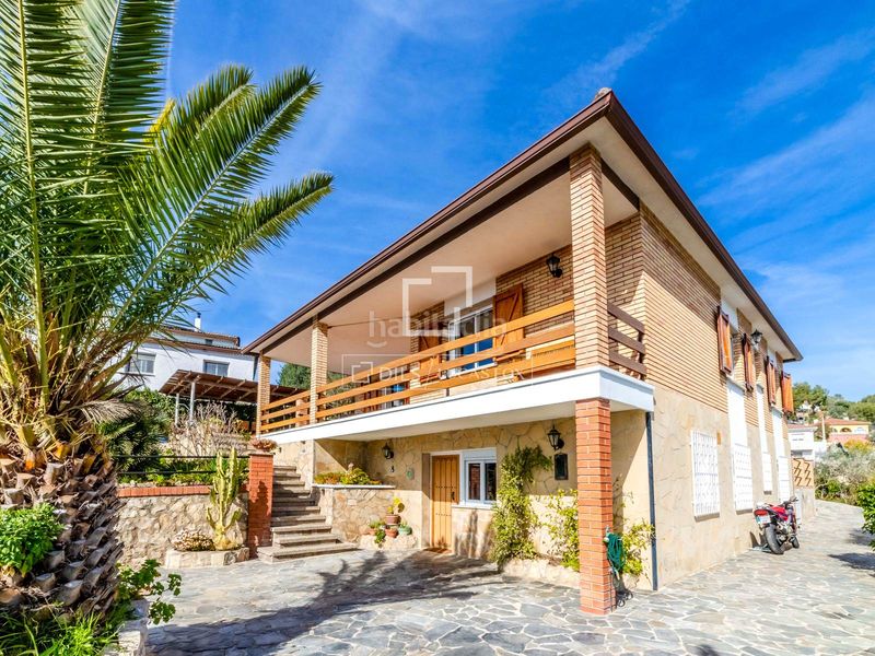 Foto a3da2cdc-a7b1-4f55-bea3-dac4816a9b8e. Chalet espaciosa villa de 5 dormitorios con piscina y licencia turística, en venta . en Olivella