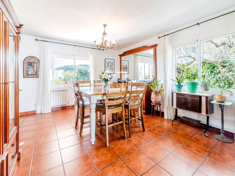 Foto a9eccbb1-c031-4bcc-ad3a-c38c6df14486. Chalet espaciosa villa de 5 dormitorios con piscina y licencia turística, en venta . en Olivella