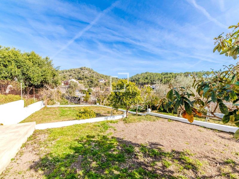 Foto d22b0b23-290b-4e2c-adeb-f934e3c8b603. Chalet espaciosa villa de 5 dormitorios con piscina y licencia turística, en venta . en Olivella