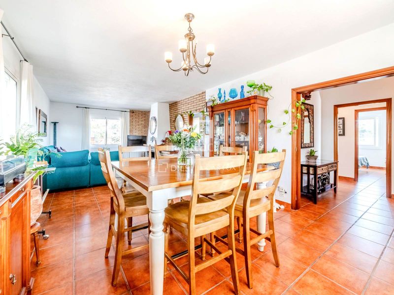 Foto daced5a9-8247-4fde-9794-9ff20e933f9d. Chalet espaciosa villa de 5 dormitorios con piscina y licencia turística, en venta . en Olivella