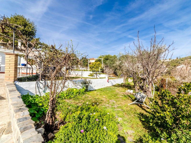 Foto dcef9ebe-9f5a-4e20-8846-3086cfc09f85. Chalet espaciosa villa de 5 dormitorios con piscina y licencia turística, en venta . en Olivella