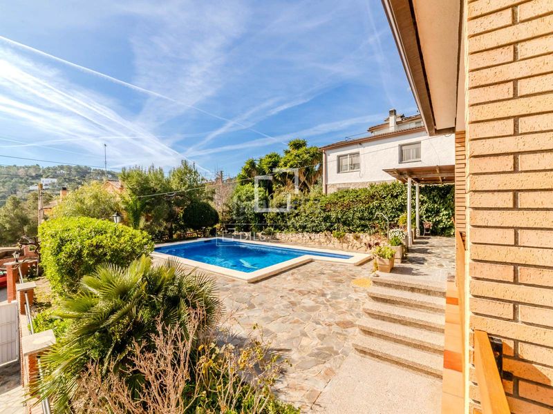 Foto ed9645c2-8e03-4211-8f60-40198e9e45bd. Chalet espaciosa villa de 5 dormitorios con piscina y licencia turística, en venta . en Olivella