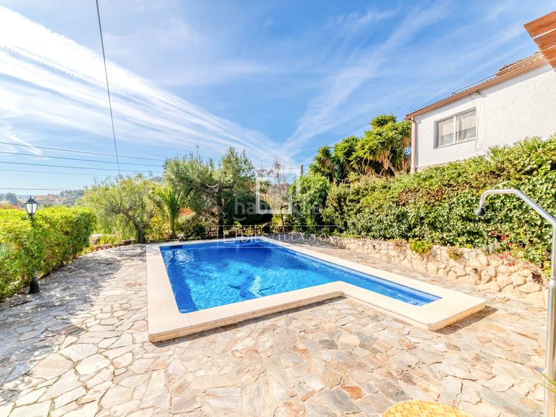 Foto f168ccb8-5ffd-4424-9e26-06319415064d. Chalet espaciosa villa de 5 dormitorios con piscina y licencia turística, en venta . en Olivella