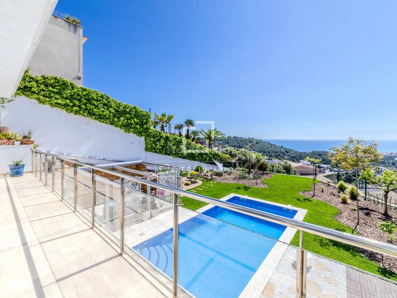 Foto f9877732-483b-44bb-8b49-2ffa5549eb21. Xalet amb calefacció aparcament piscina a Levantina - Montgavina - Quintmar Sitges