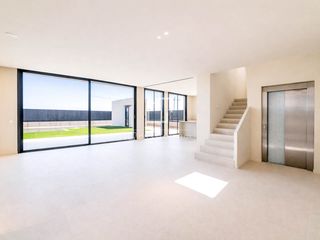 Chalet à La Plana. Villa de lujo de obra nueva con jardín y piscina en venta en la