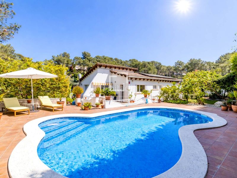 Foto 064cba59-b775-4c6a-9daa-0f458182c52a. Chalet casa familiar con jardín y piscina en venta , sitges en Olivella