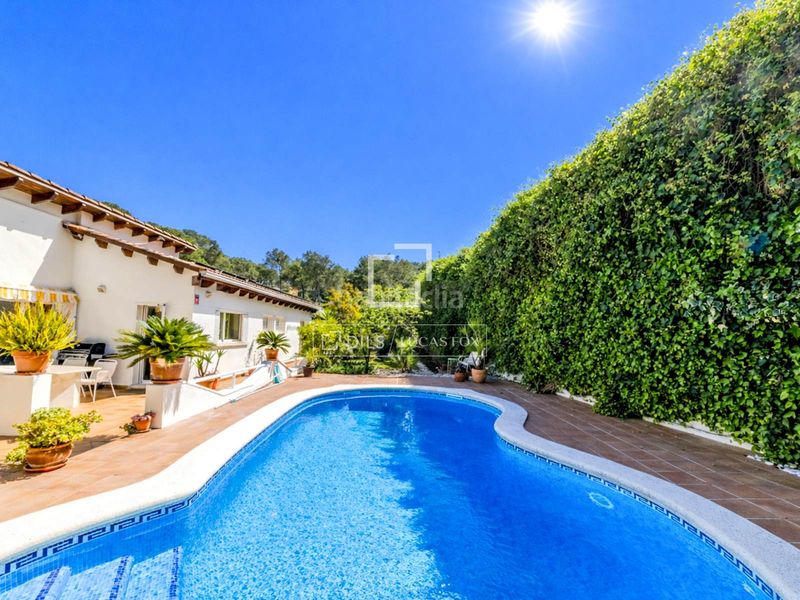 Foto 0eefbc19-cbdd-4c97-9dc3-631291b070f1. Chalet casa familiar con jardín y piscina en venta , sitges en Olivella