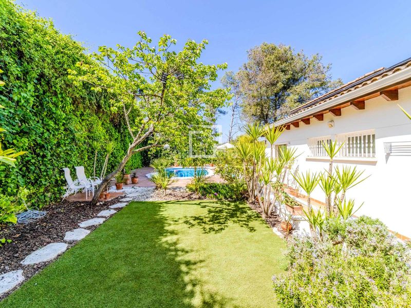 Foto 12be5451-e7da-44c8-8dd9-d290d95fb322. Chalet casa familiar con jardín y piscina en venta , sitges en Olivella