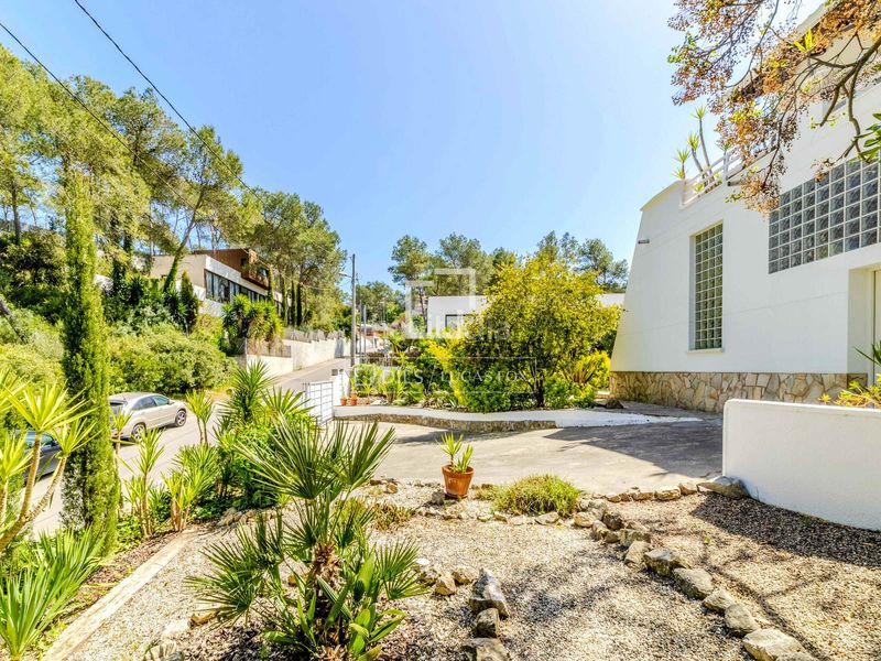 Foto 46bf3d84-8084-45f4-8b05-0536a01c2402. Chalet casa familiar con jardín y piscina en venta , sitges en Olivella